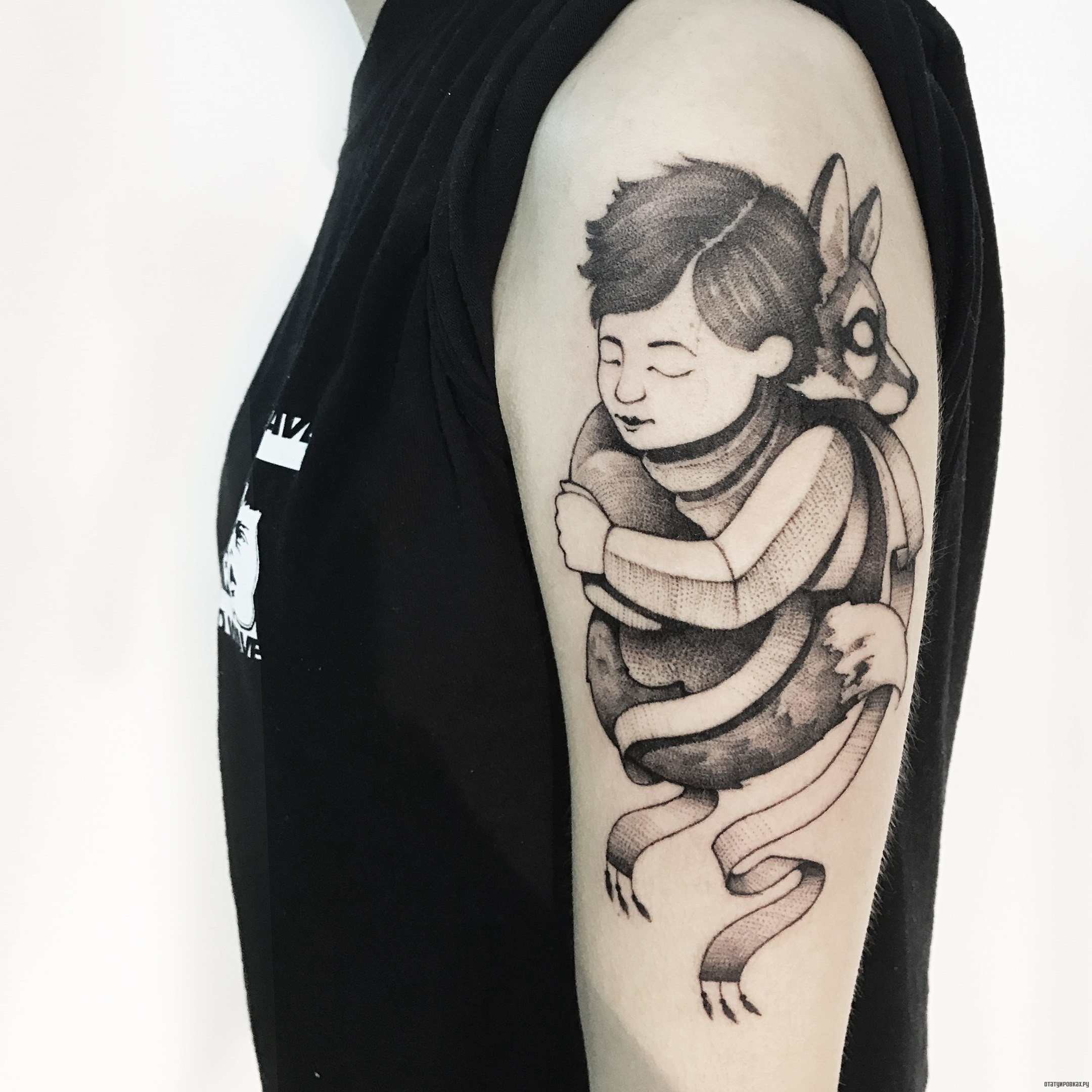 Фотография татуировки под названием «Мальчик обнимает кота»