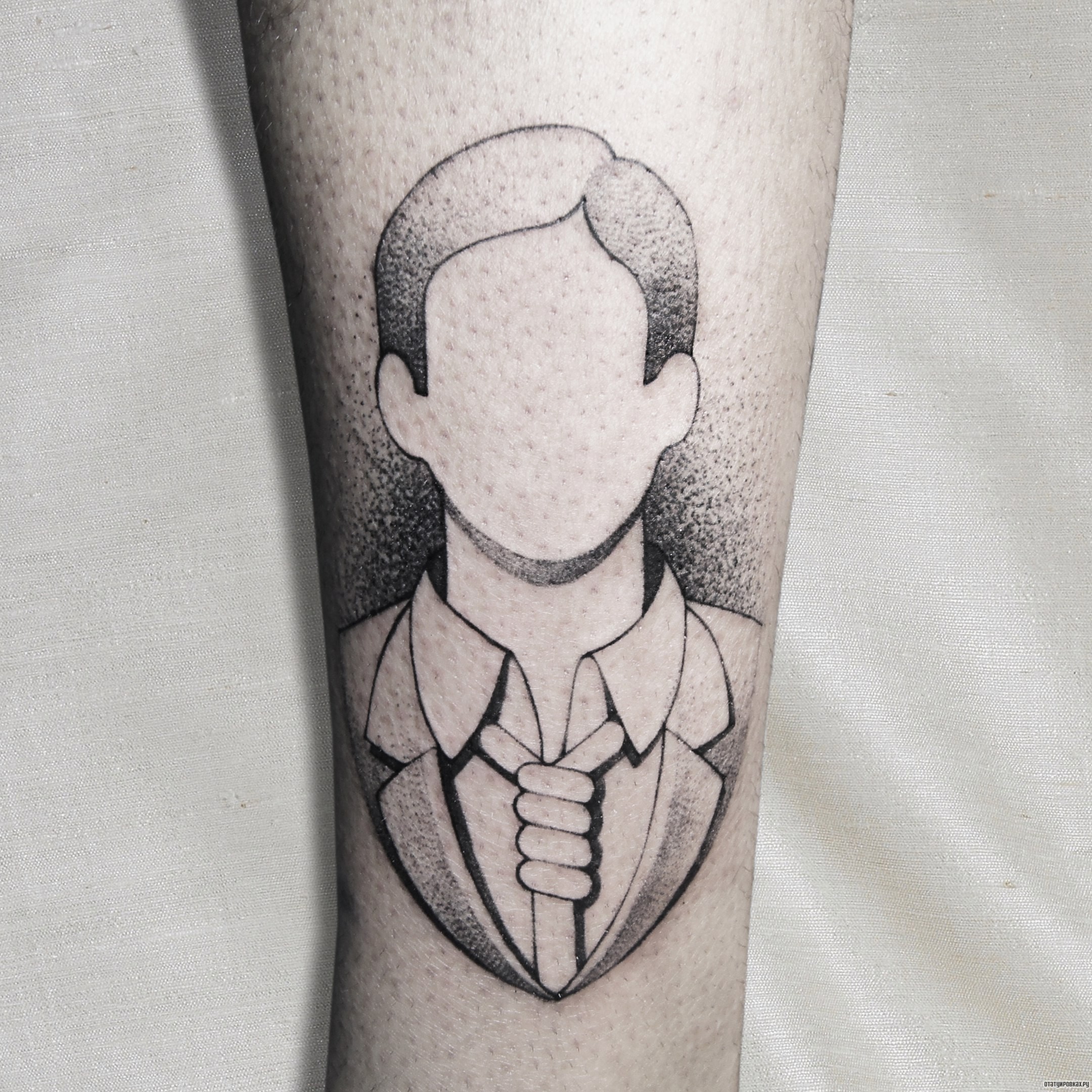 Фотография татуировки под названием «Человек без лица»