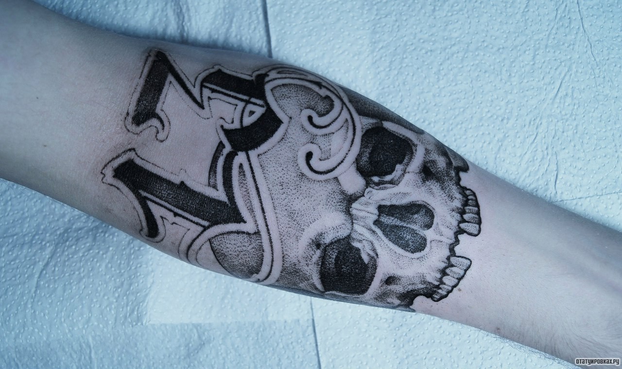 Фотография татуировки под названием «Череп и цифра 13»