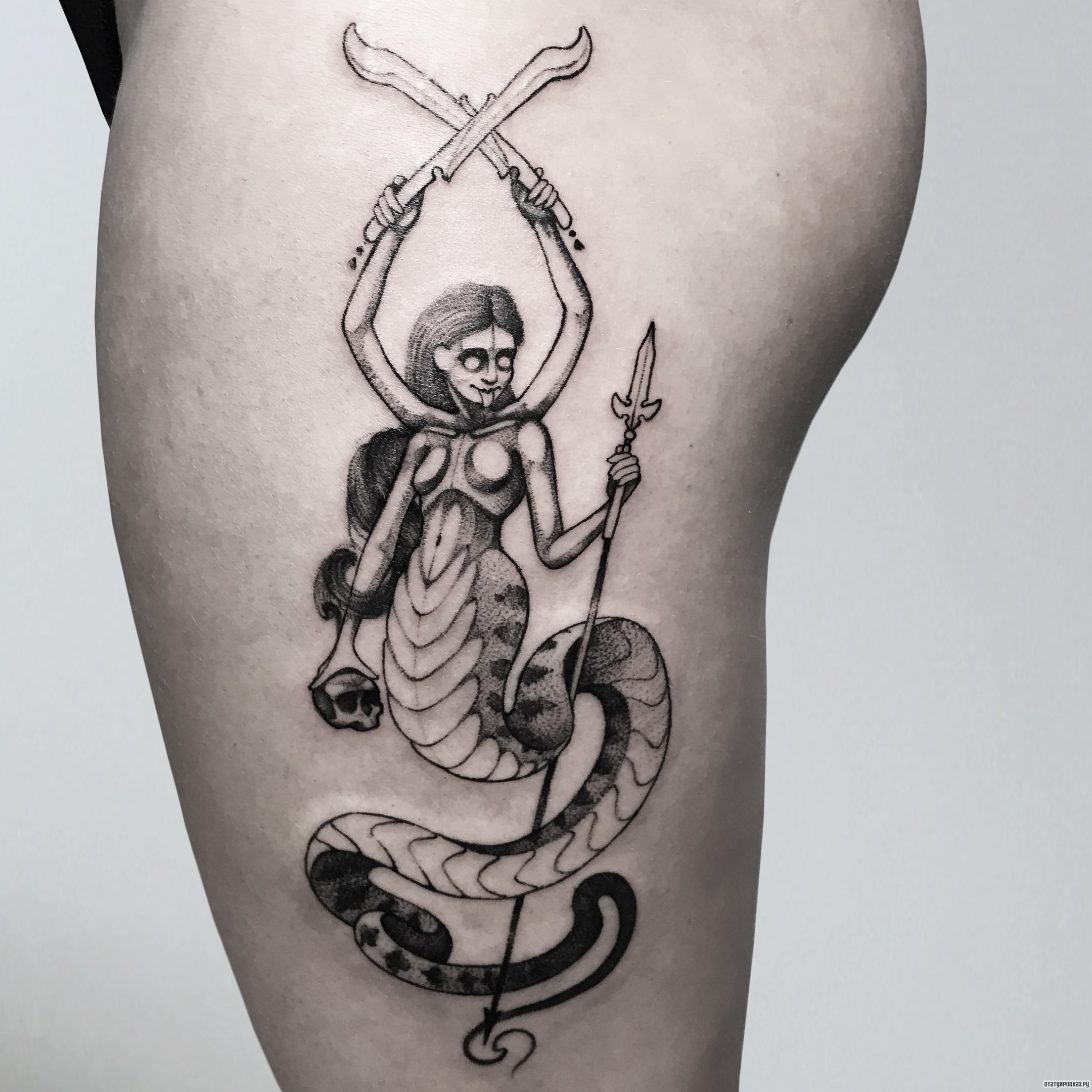 Фотография татуировки под названием «Девушка змея с копьем»