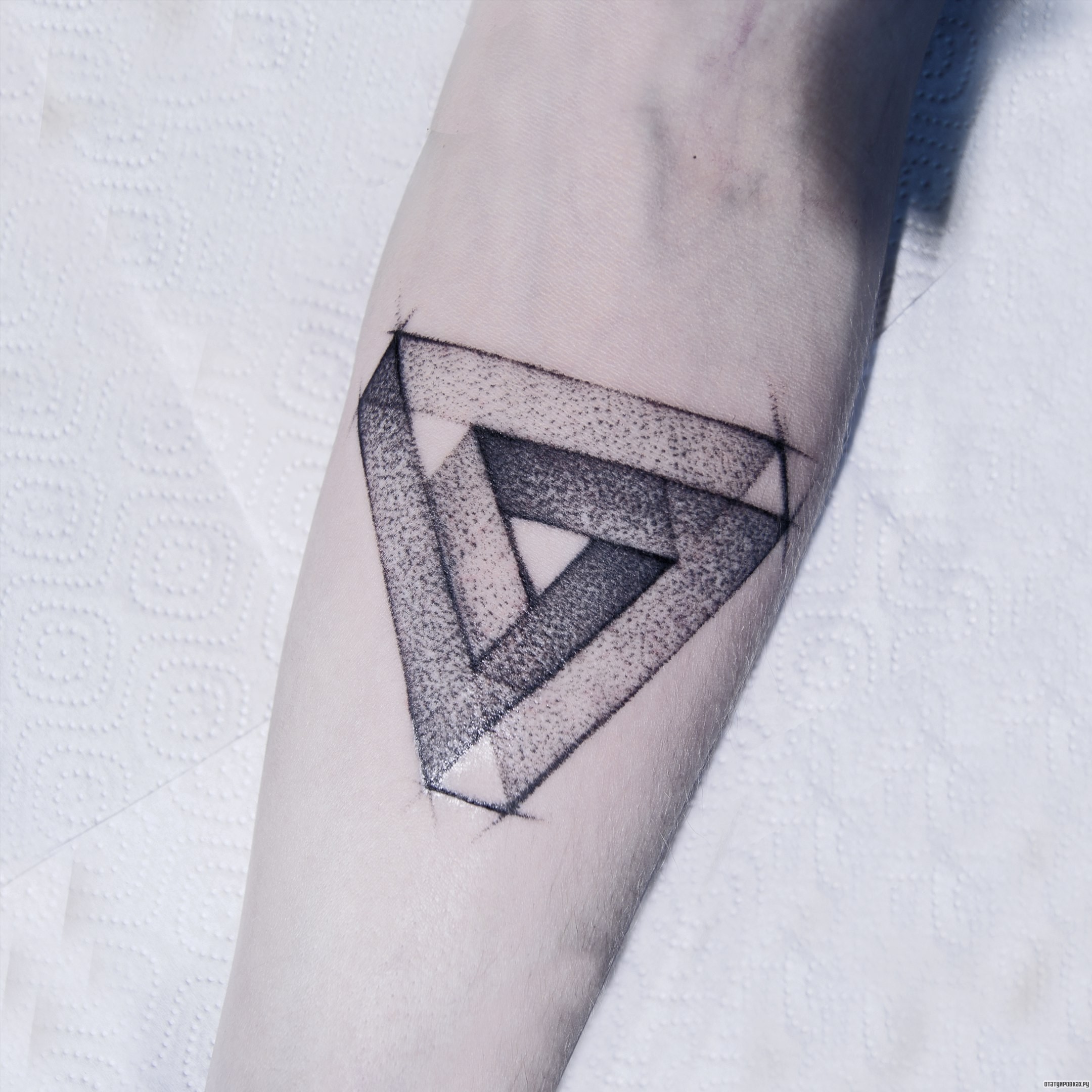 Фотография татуировки под названием «Треугольник»