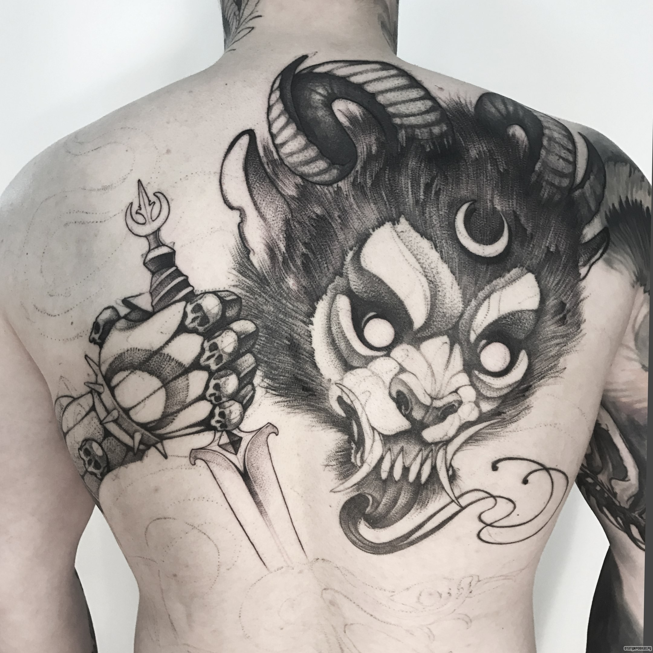 Фотография татуировки под названием «Лев с кинжалом»