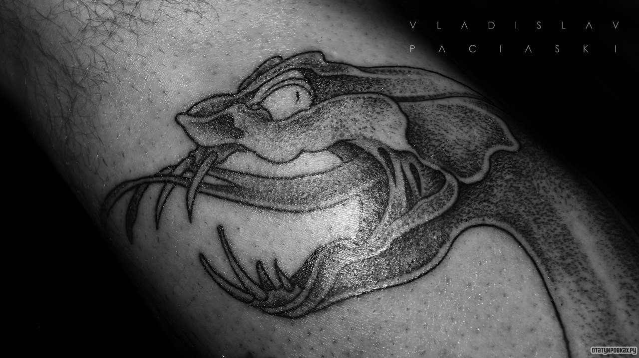 Фотография татуировки под названием «Голова змеи»