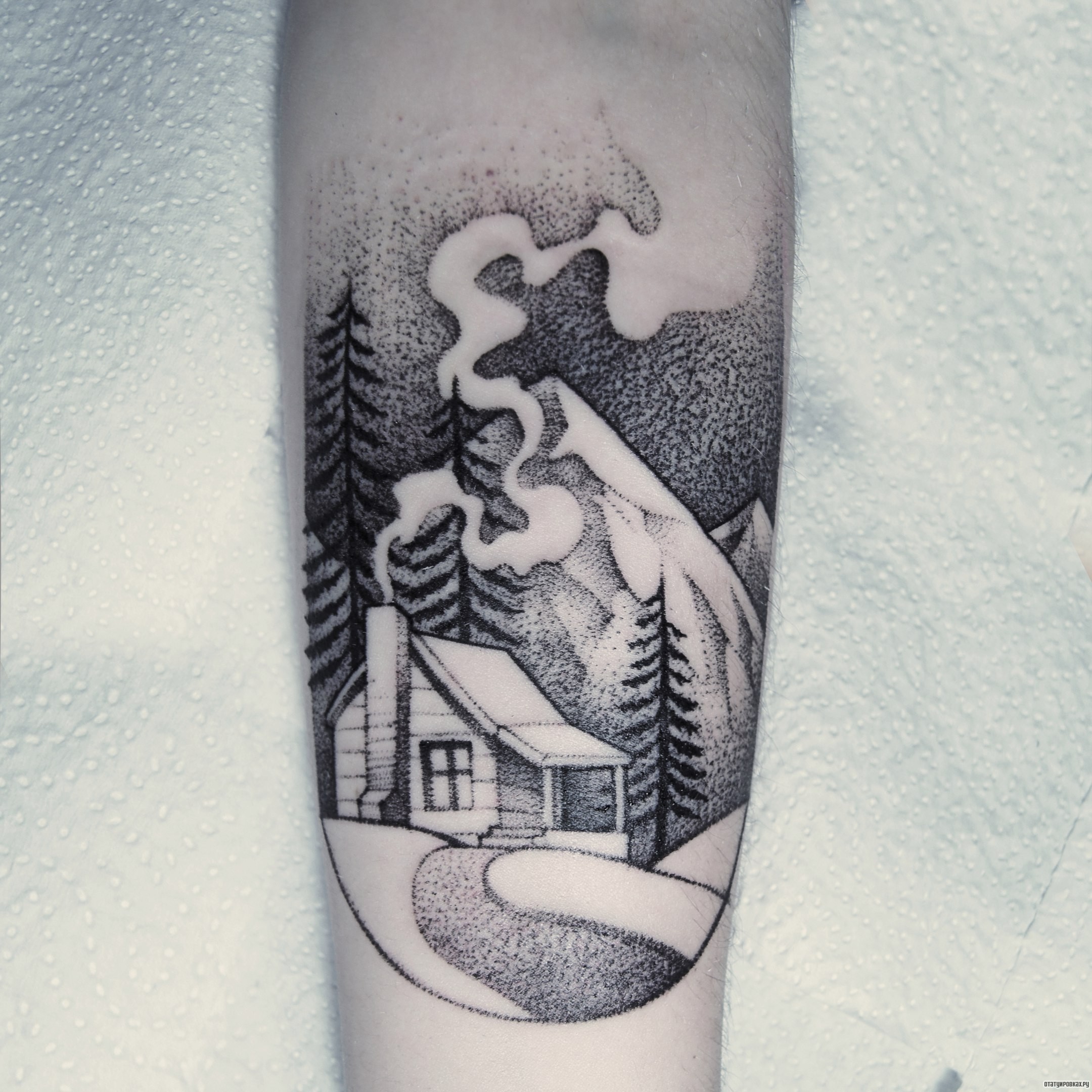 Фотография татуировки под названием «Домик и елки»
