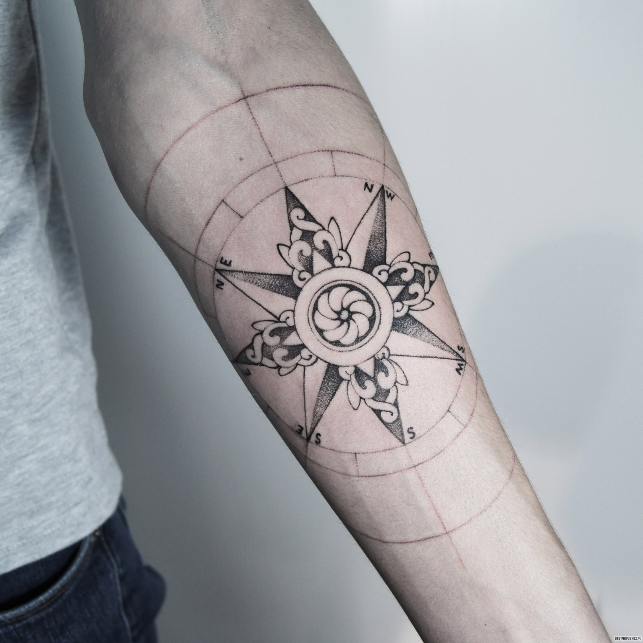 Фотография татуировки под названием «Роза ветров с узорами»