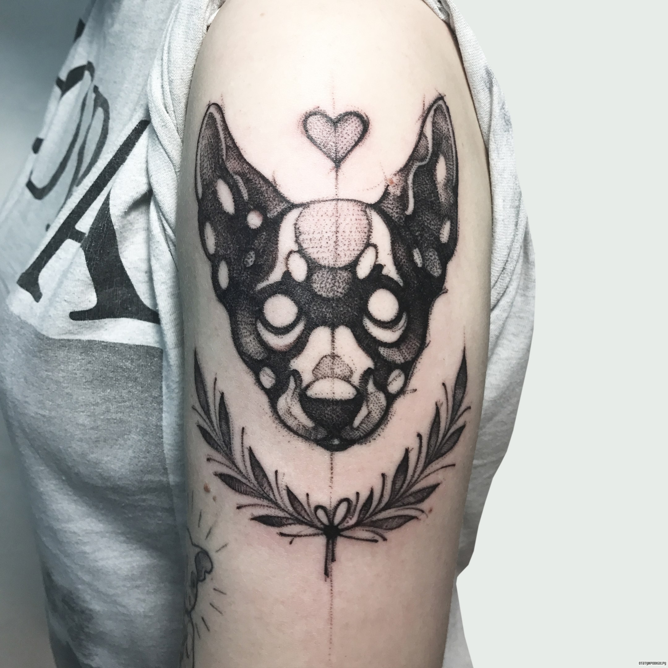 Фотография татуировки под названием «Собака и сердце с ветками»