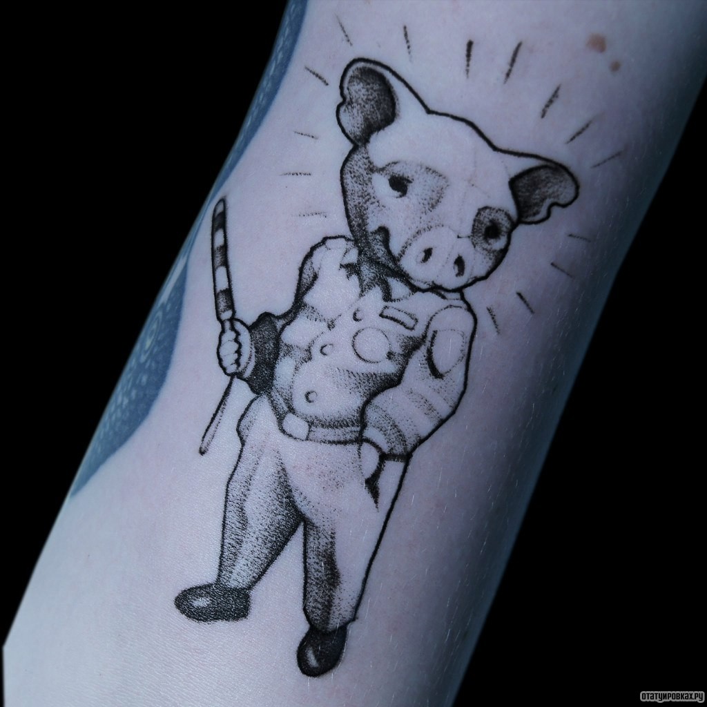 Фотография татуировки под названием «Поросенок с жезлом»