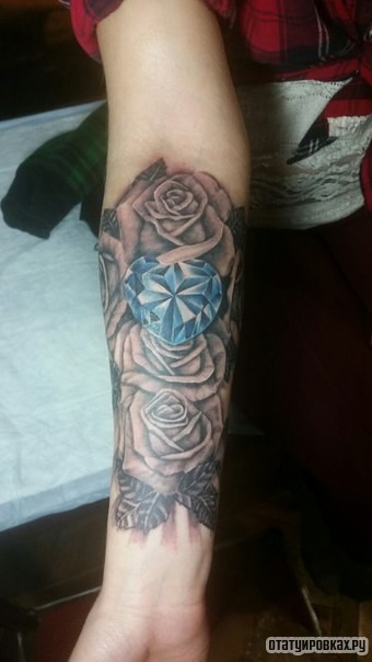 Фотография татуировки под названием «Розы и алмаз»
