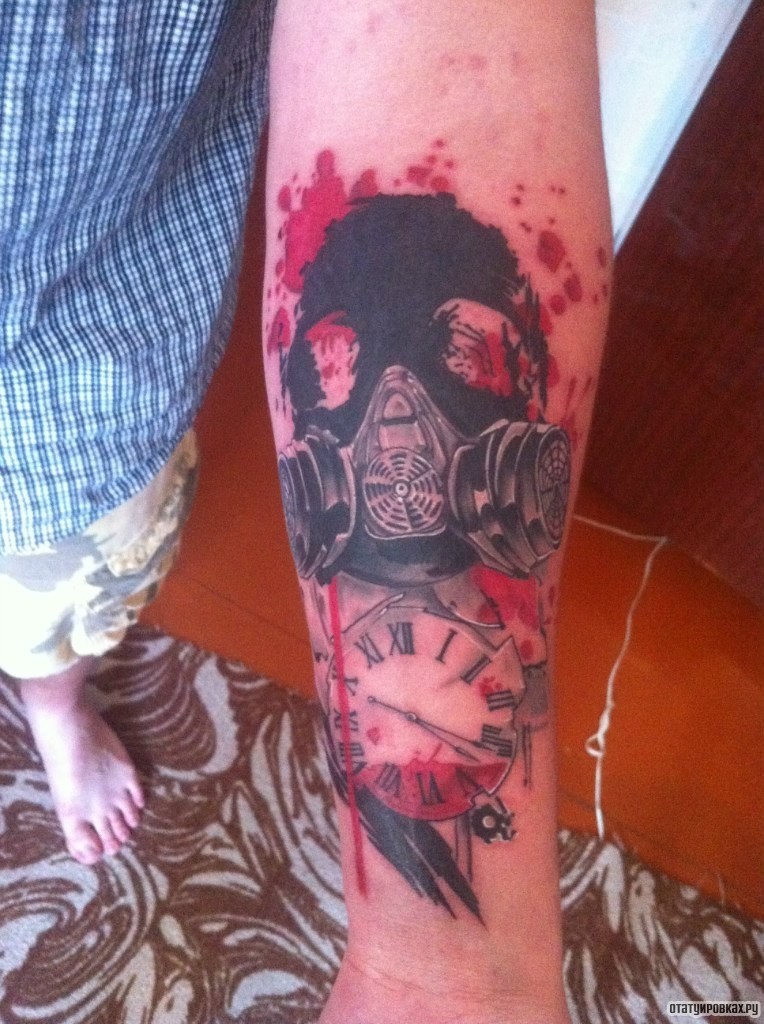 Фотография татуировки под названием «Часы и респиратор»