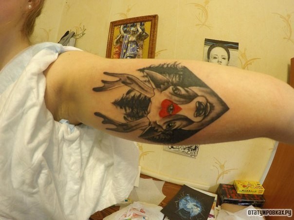 Фотография татуировки под названием «Олень на фоне елок»