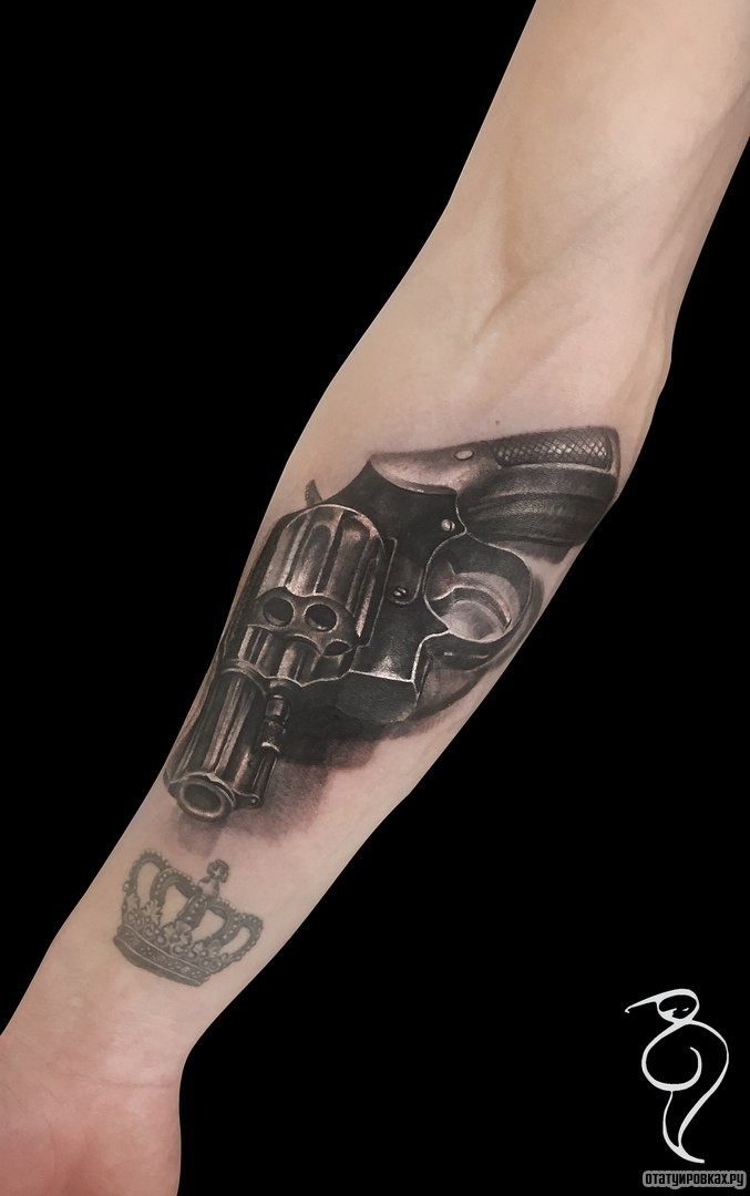 Фотография татуировки под названием «Револьвер»