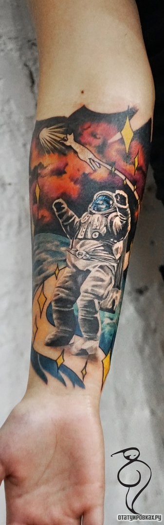 Фотография татуировки под названием «Космонавт и кот»