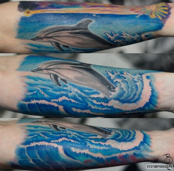 Фотография татуировки под названием «Дельфин в прыжке из воды»