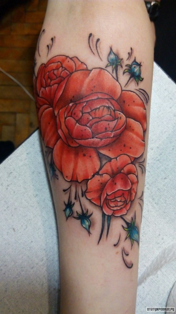 Фотография татуировки под названием «Красные пионы»