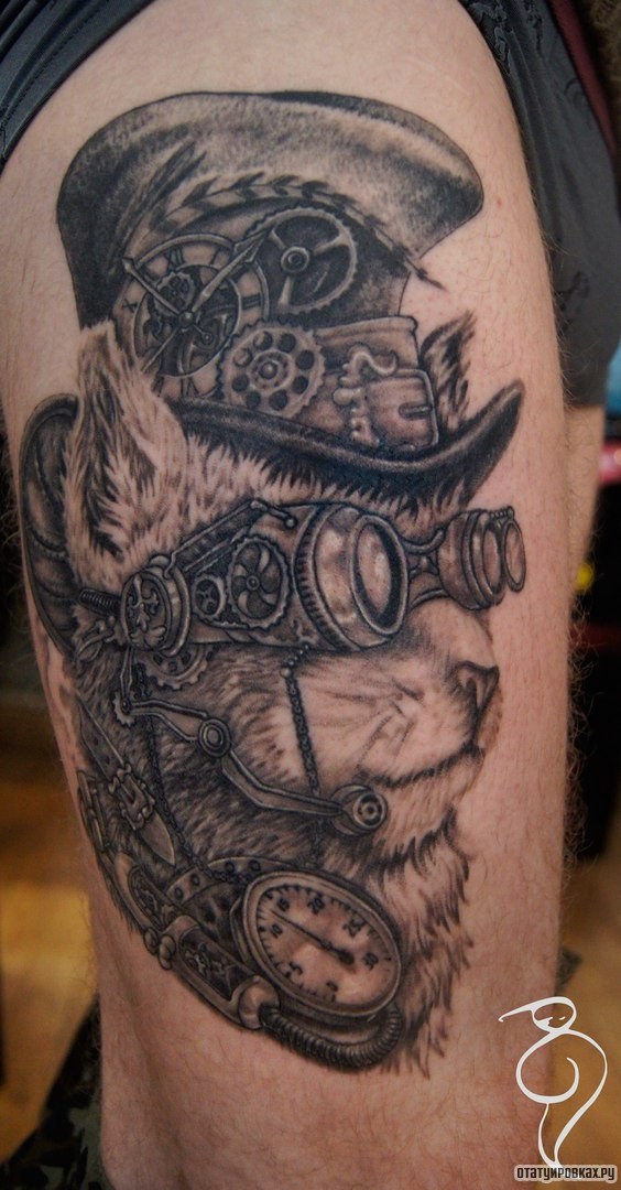 Фотография татуировки под названием «Кт в очках и шапке с часами»