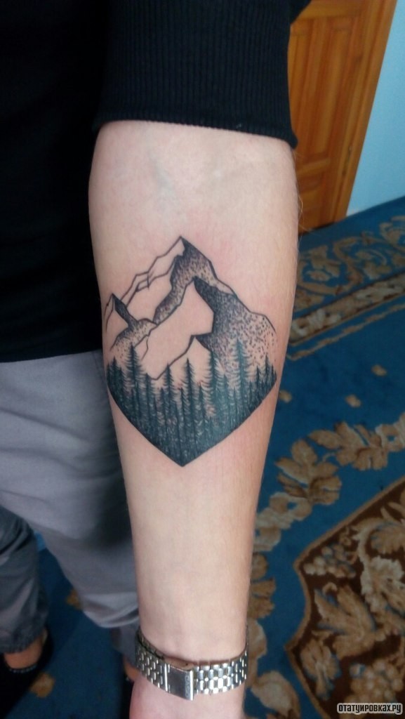 Фотография татуировки под названием «Горы и деревья»