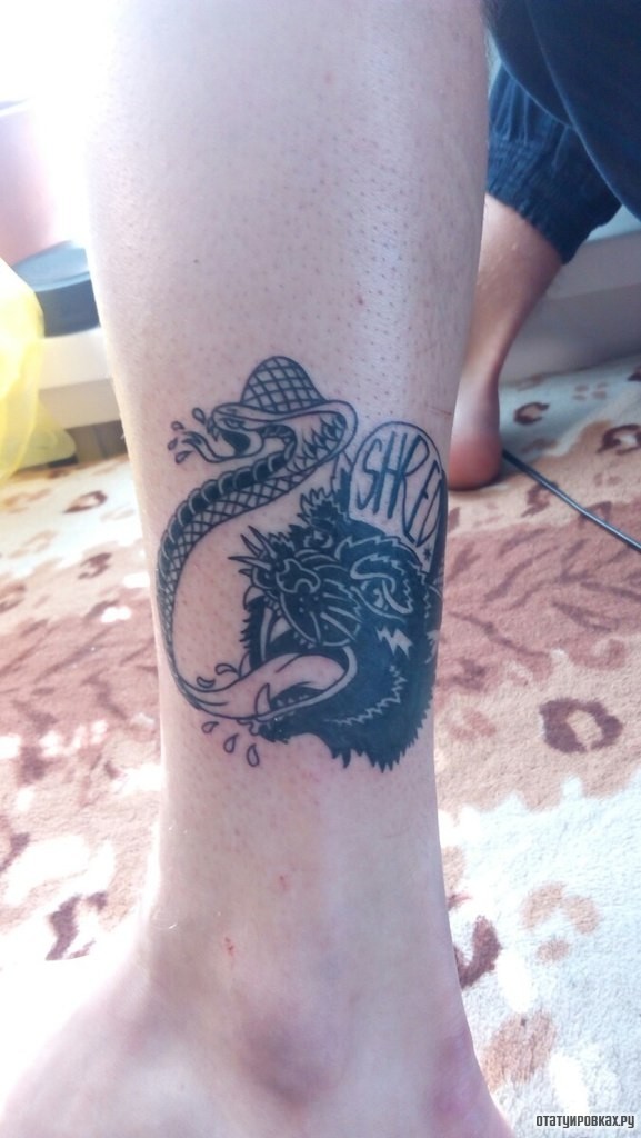 Фотография татуировки под названием «Пантера с языком из змеи»
