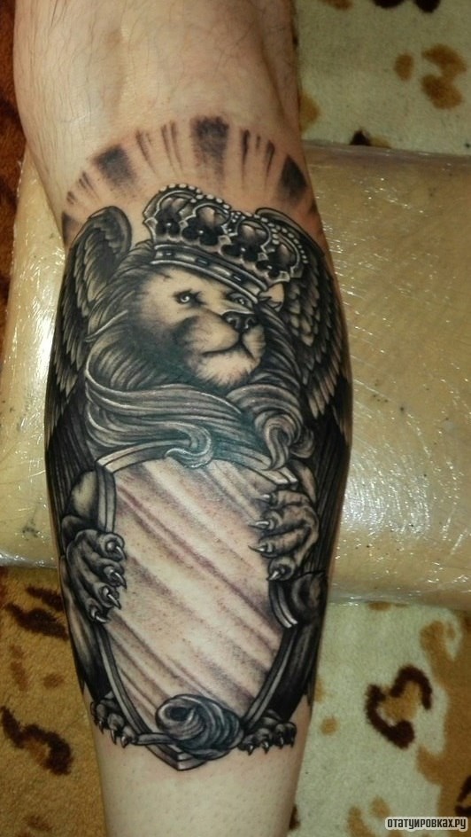 Фотография татуировки под названием «Лев с зеркалом в короне»