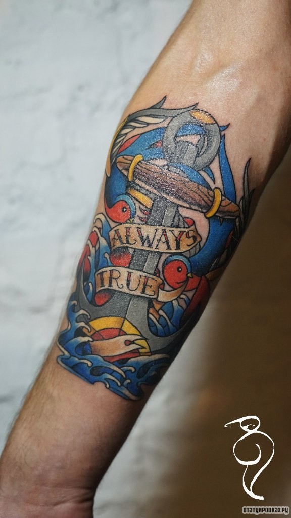 Фотография татуировки под названием «Якорь в воде с лентой»