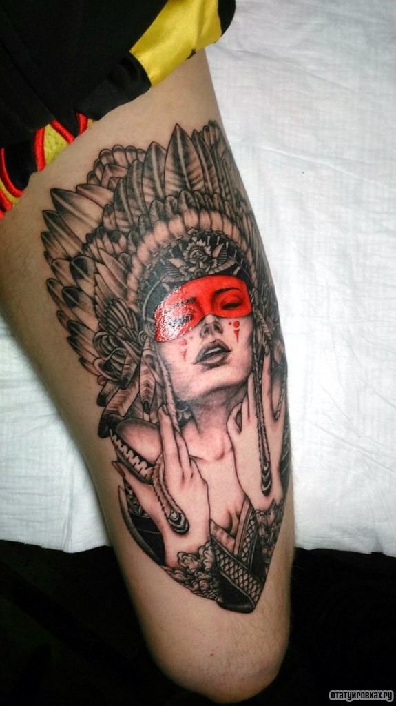 Фотография татуировки под названием «Девушка с красной маской»