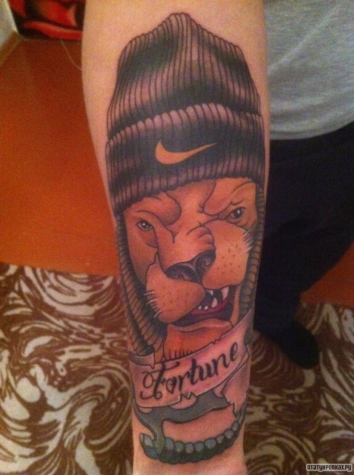 Фотография татуировки под названием «Лев в шапке»