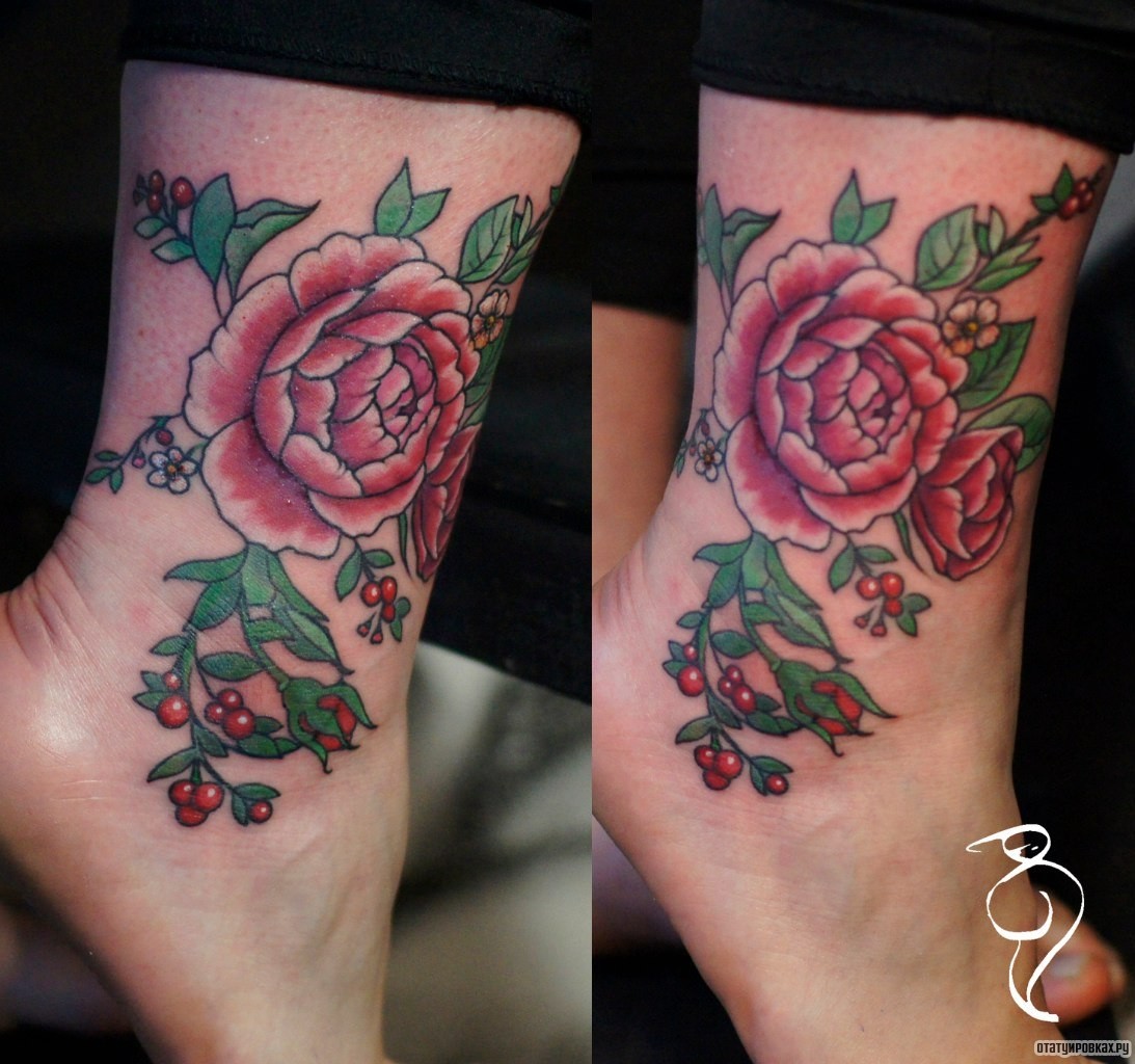 Фотография татуировки под названием «Пионы и ягоды»