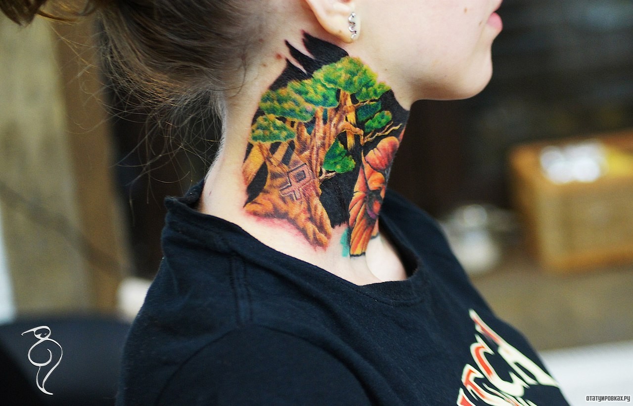 Фотография татуировки под названием «Дерево на шее»