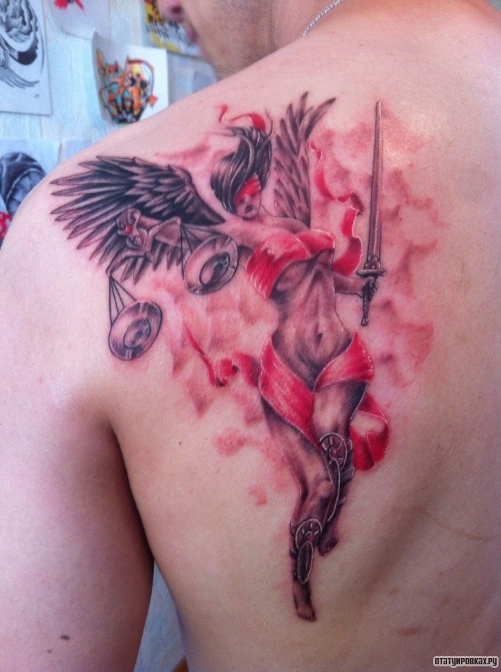 Фотография татуировки под названием «Девушка с мечом и весы»