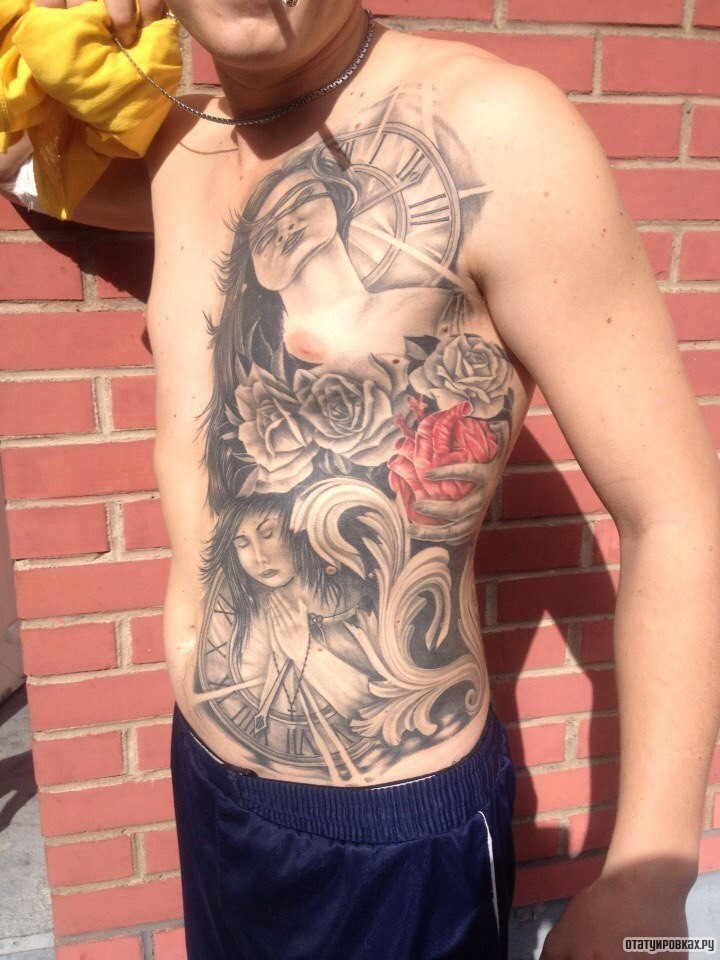 Фотография татуировки под названием «Розы, девушки, часы, узоры»