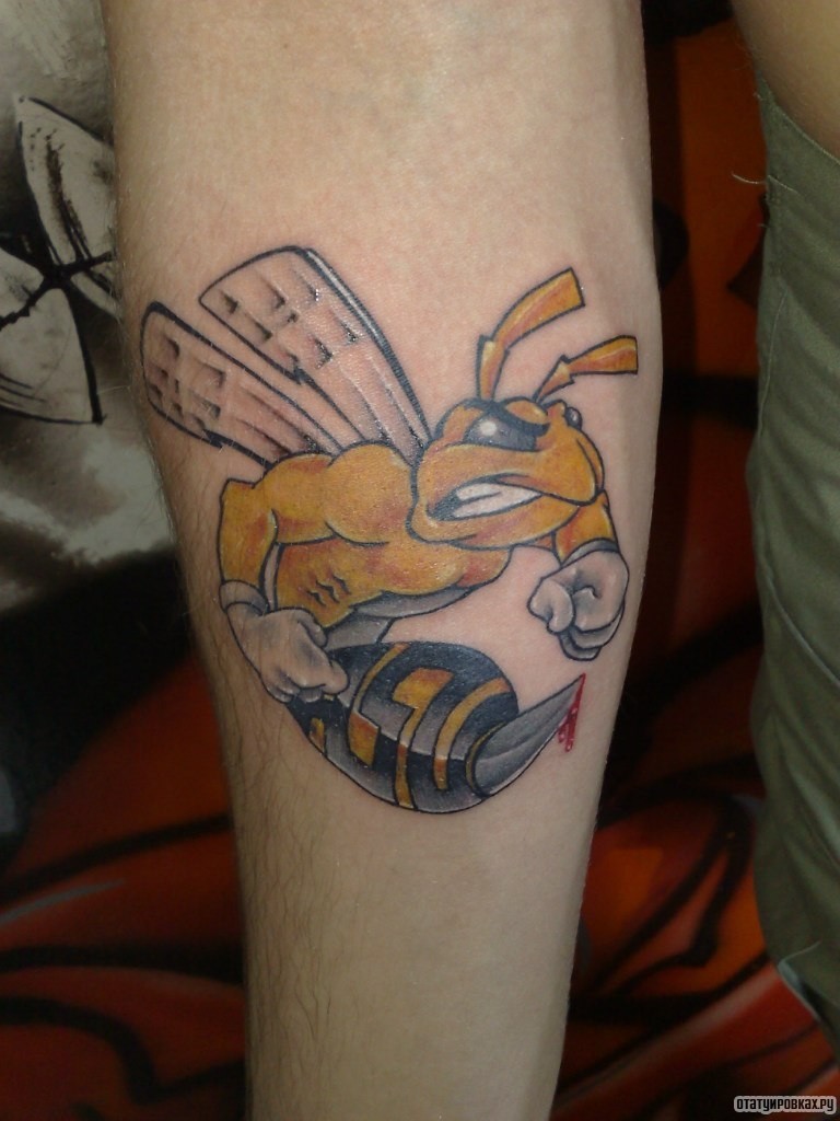 Фотография татуировки под названием «Мультяшная пчела»