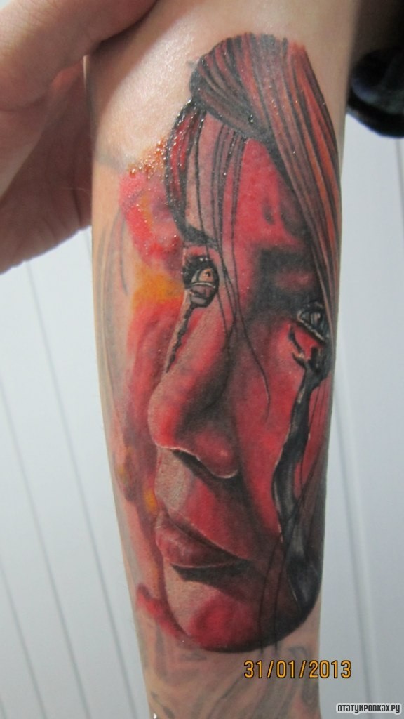 Фотография татуировки под названием «Заплаканное лицо девушки»