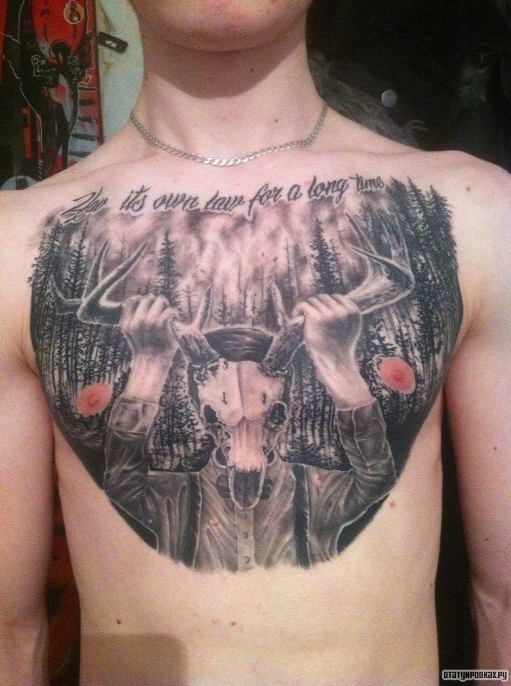 Фотография татуировки под названием «Держится за свои рога»