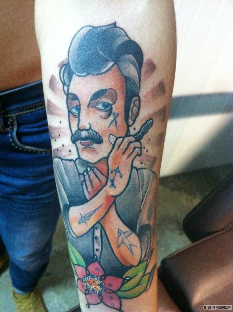 Фотография татуировки под названием «Человек бреется»