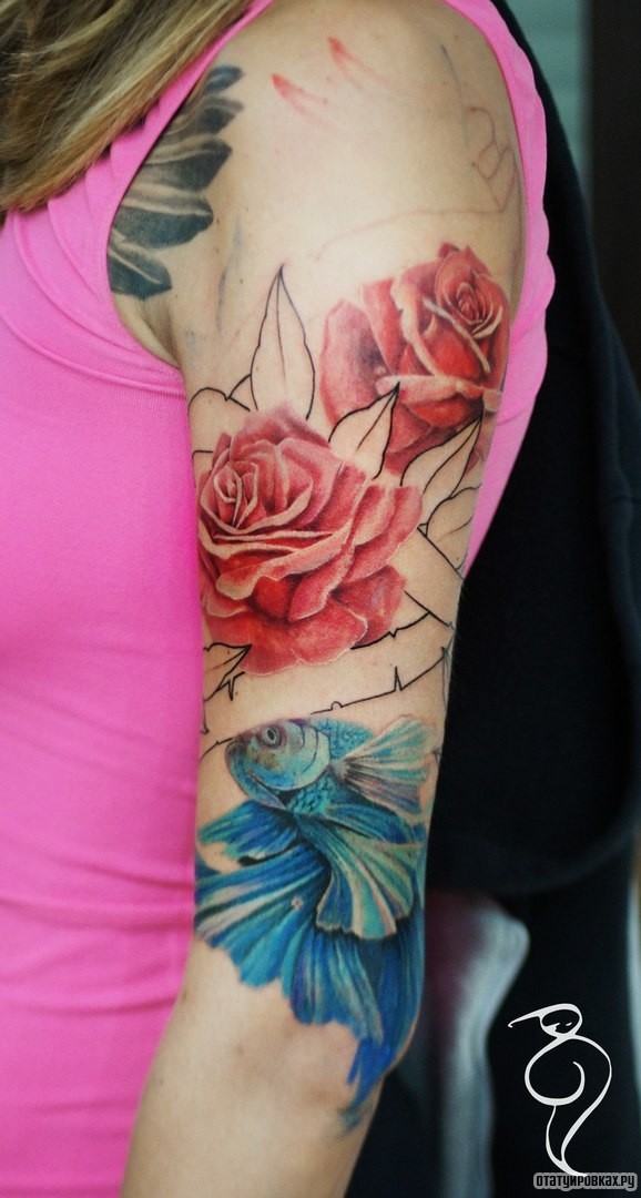 Фотография татуировки под названием «Розы и синяя рыбка»