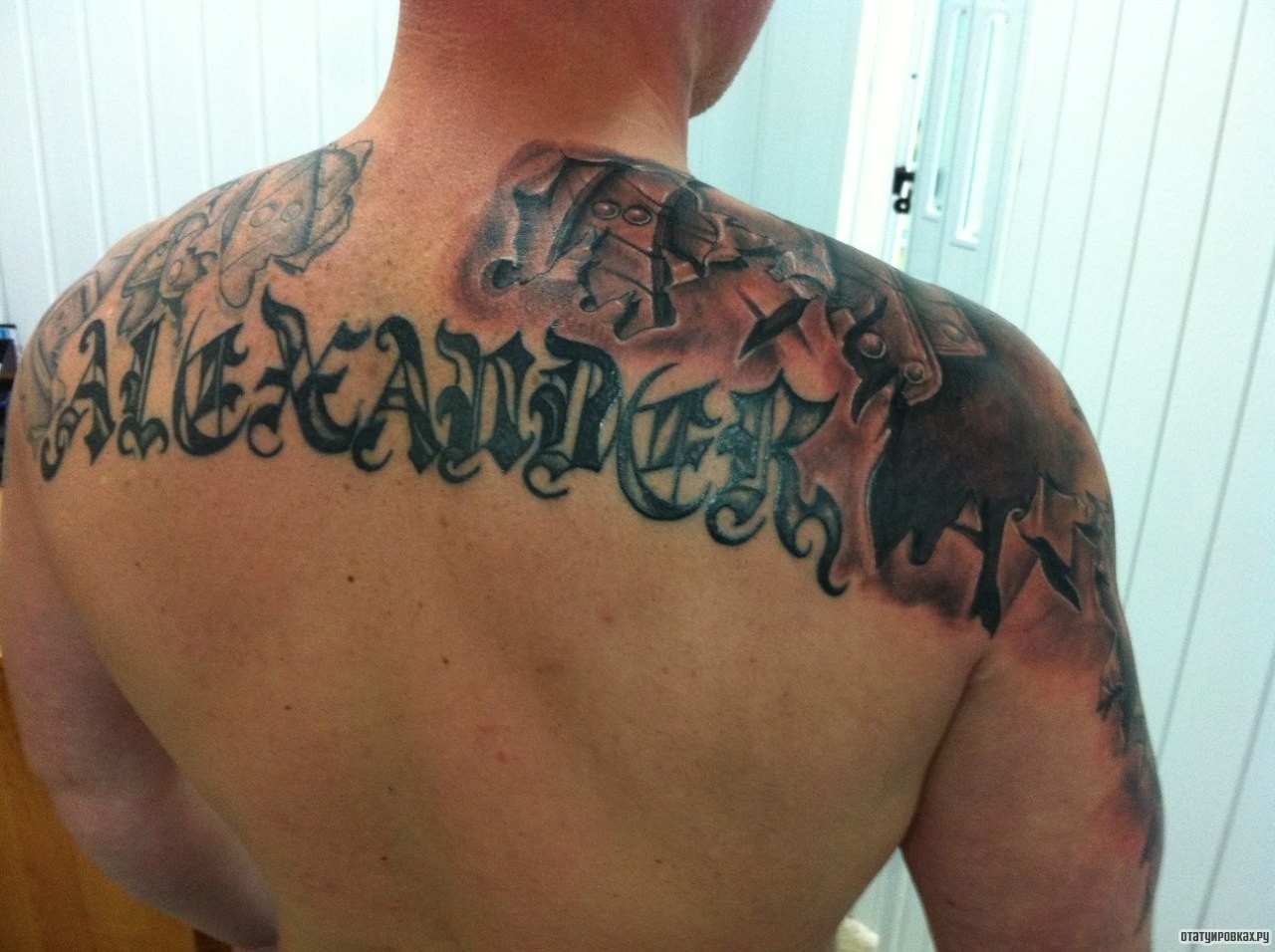 Фотография татуировки под названием «Надпись Александер»