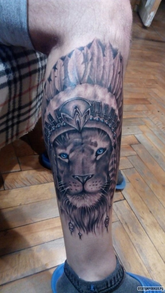 Фотография татуировки под названием «Лев с перьями на голове»