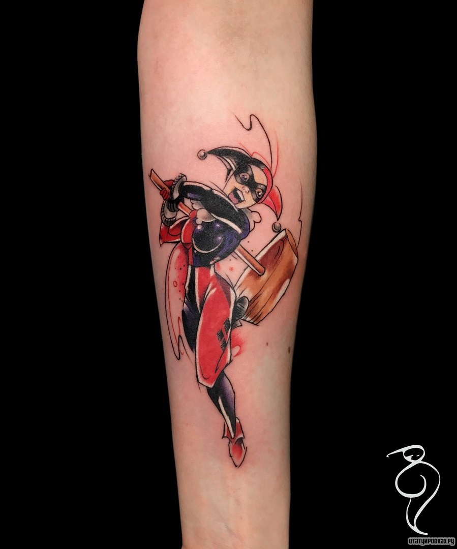 Фотография татуировки под названием «Девушка клоун с молотом»