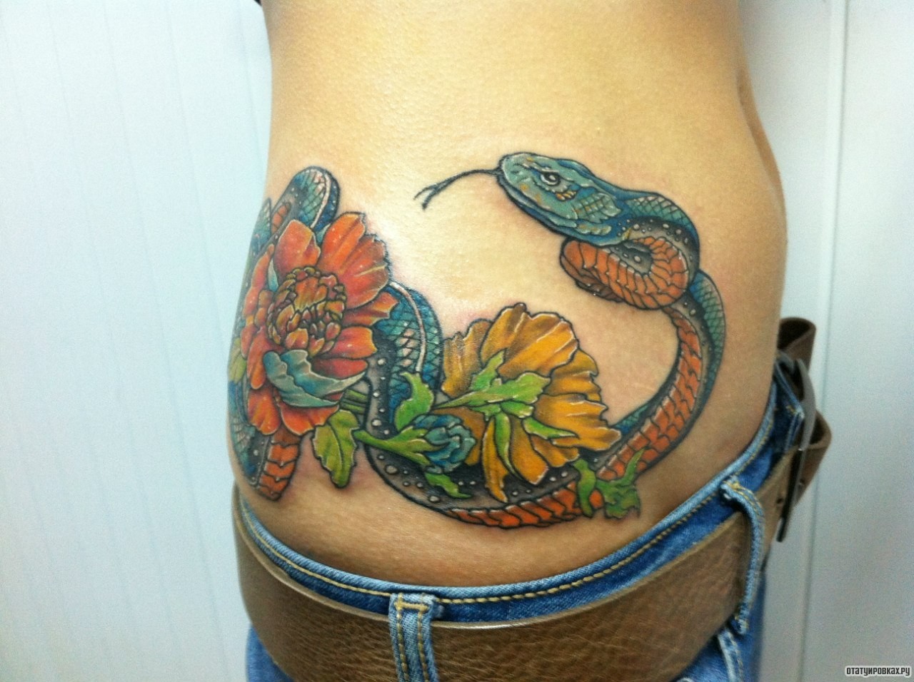 Фотография татуировки под названием «Змея и цветы»