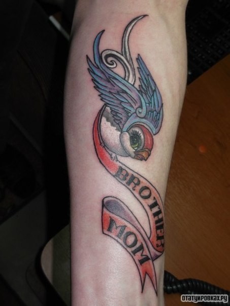 Фотография татуировки под названием «Ласточка с лентой в клюве»