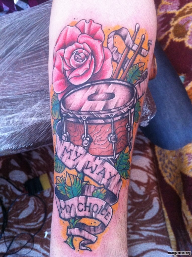 Фотография татуировки под названием «Барабан и роза с лентой»