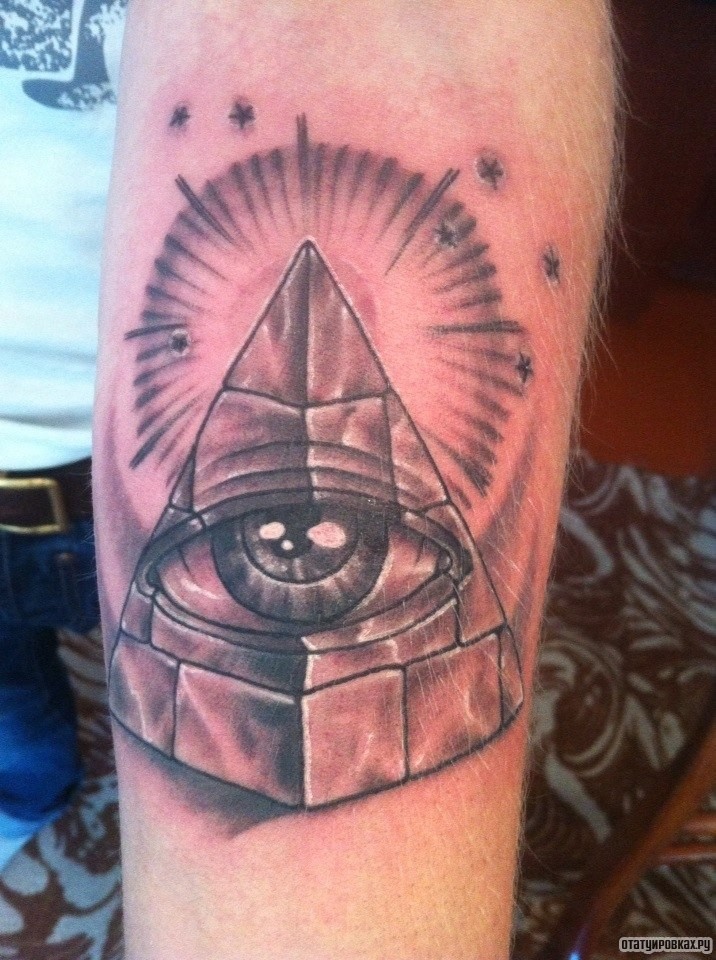 Фотография татуировки под названием «Всевидящее око»