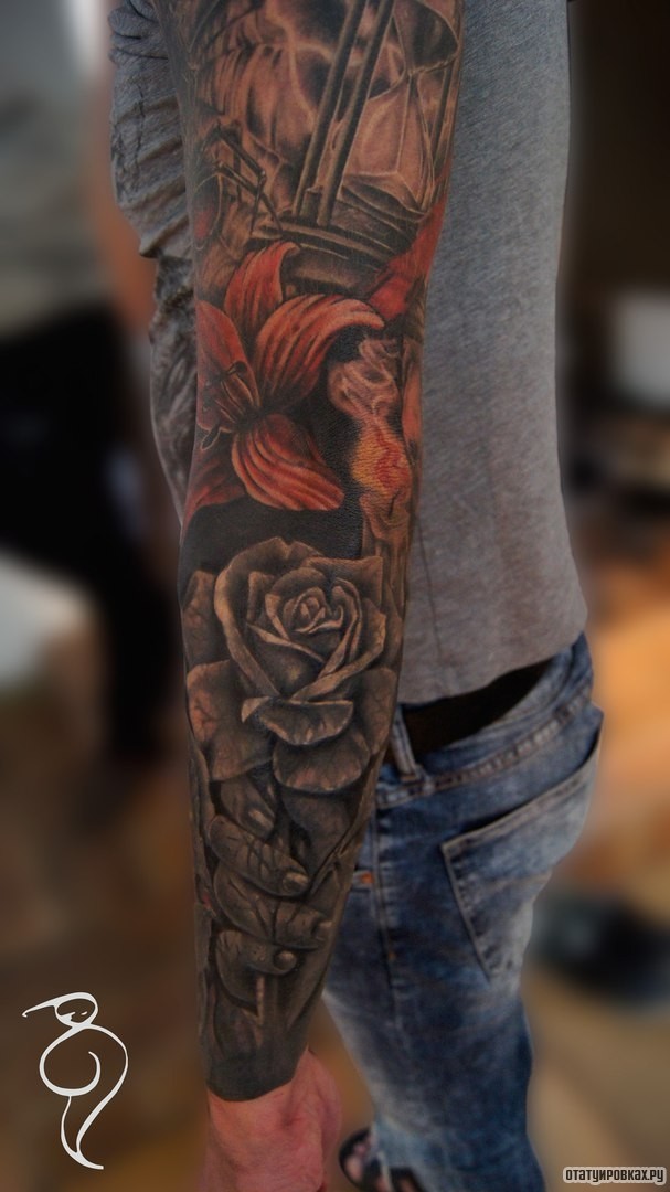 Фотография татуировки под названием «Роза, лилия, рука, песочные часы»
