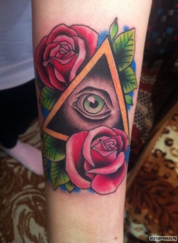 Фотография татуировки под названием «Всевидящее око и розы»