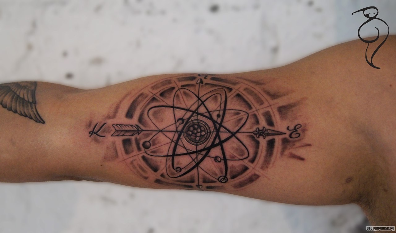 Фотография татуировки под названием «Узор компаса»