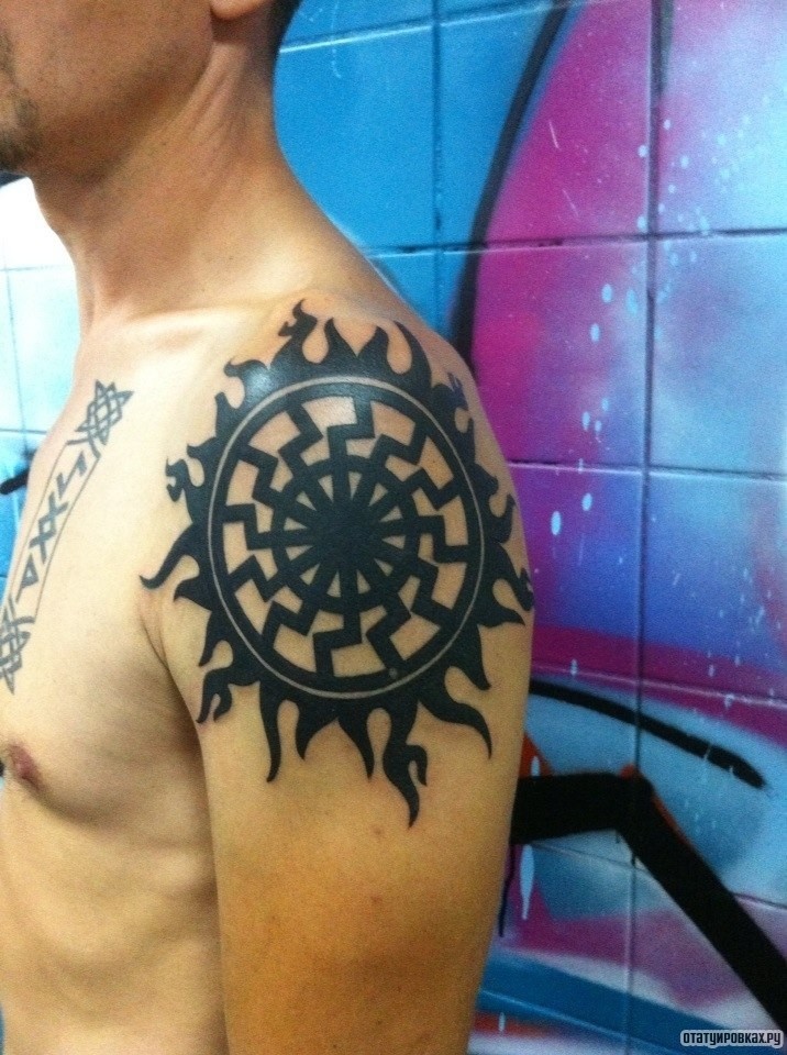 Фотография татуировки под названием «Узор черного солнца»