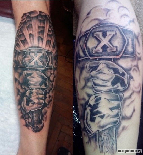 Фотография татуировки под названием «Молот в руках и буква X»