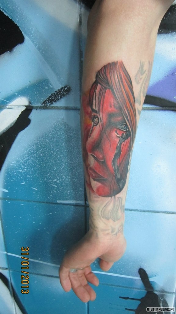 Фотография татуировки под названием «Красное лицо девушки»