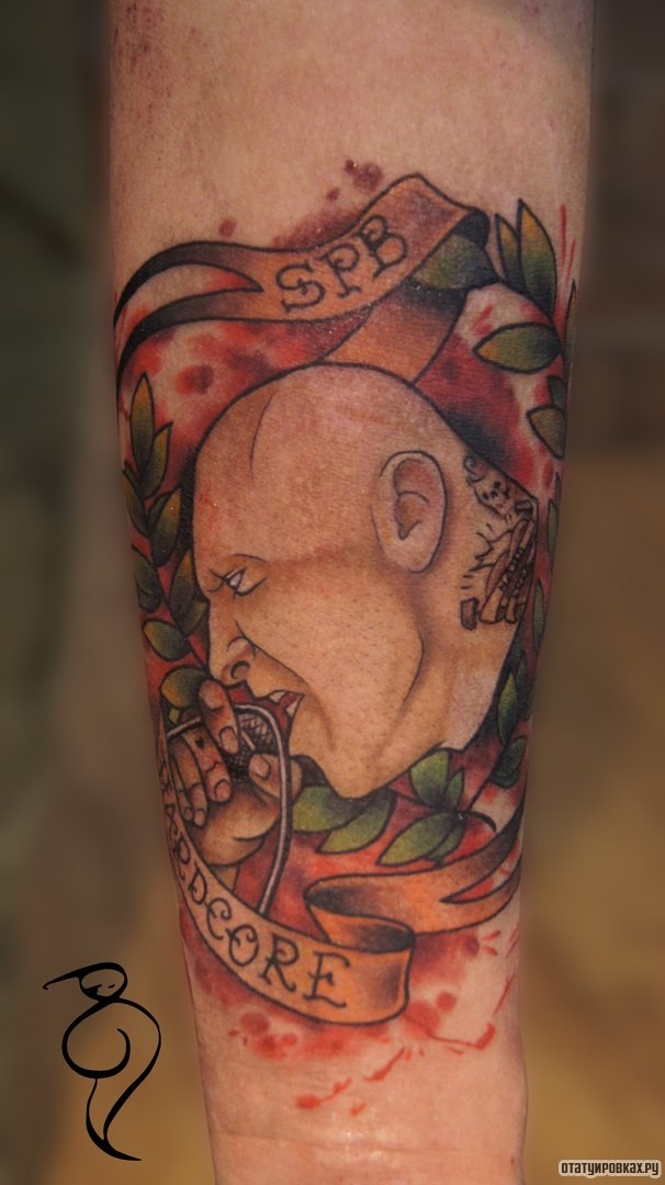 Фотография татуировки под названием «Человек поет в микрофон»