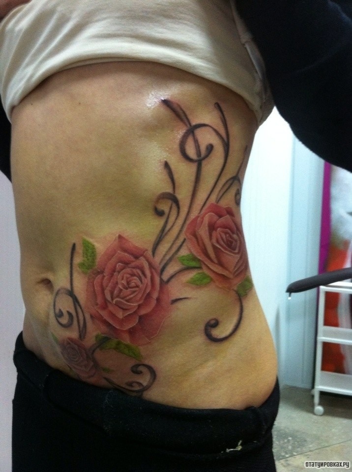 Фотография татуировки под названием «Две розы и узоры»
