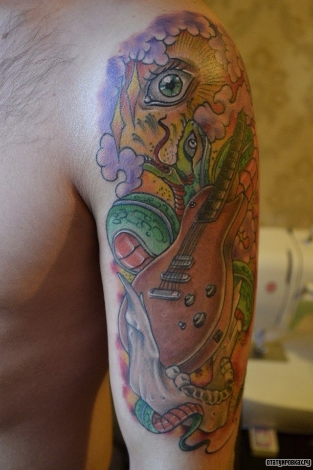 Фотография татуировки под названием «Скрипка и змея»